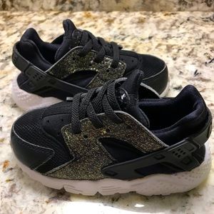 Nike Hauarcache Black W/gold Toddler Sz 8